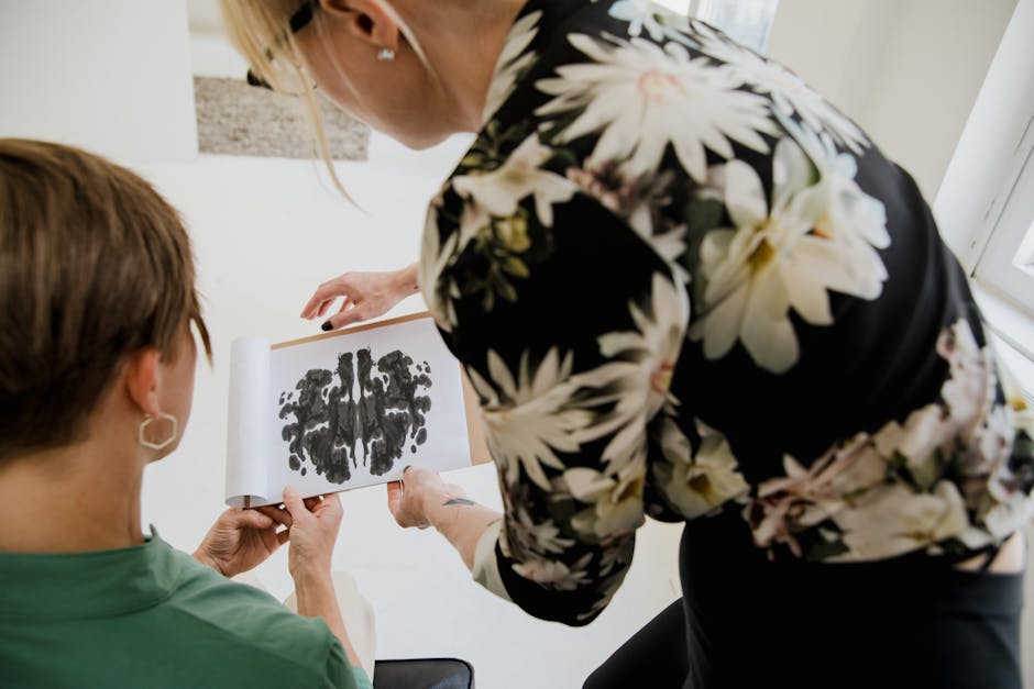 Test di Rorschach per supporto psicologico giovanile nell'app AscoltaMI: colloquio con psicologo per il benessere mentale.