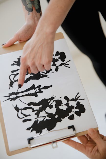 Test di Rorschach: interpretazione delle macchie d'inchiostro per la valutazione psicologica e la comprensione della personalità.