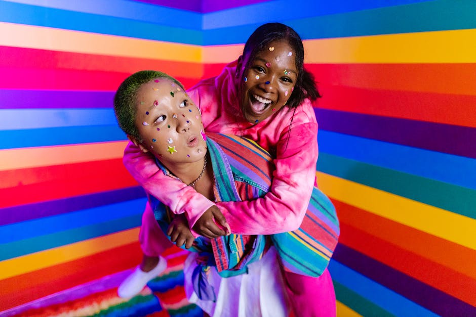Due amiche sorridenti con adesivi colorati giocano su sfondo arcobaleno, un'immagine di gioia e spensieratezza legata ai giocattoli musicali.