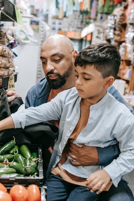 Padre e figlio scelgono verdure al mercato, un'esperienza educativa coinvolgente per bambini che imparano a fare scelte alimentari sane.