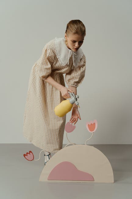 Ragazza annaffia fiori giocattolo: metafora di cura e comprensione nell'approccio al non giudizio verso gli altri.