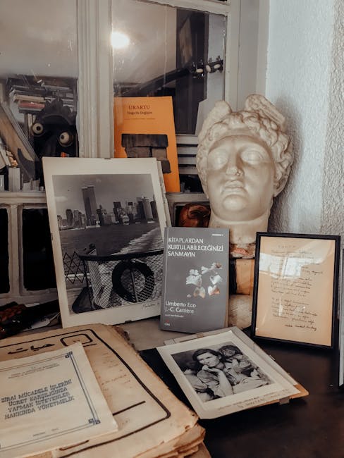 Scrivania con libri, busto e foto di Umberto Eco per il decennale della scomparsa, omaggio alla sua eredità letteraria e intellettuale.