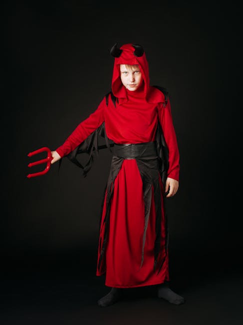Giovane vestito da diavolo con tridente rosso, simbolo di proteste e scioperi in Italia durante il 3 ottobre.