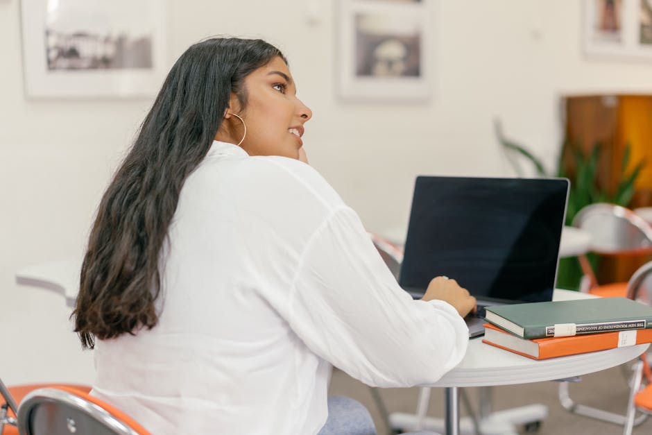 Studentessa consulta scadenze elezioni Consulte Provinciali 2025/27 su laptop, concentrata sull'obiettivo di Ottobre.