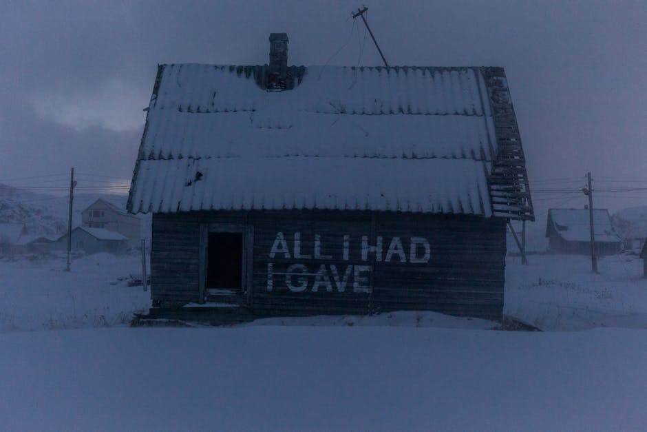 Casa abbandonata innevata con scritta ALL I HAD I GAVE, metafora della dedizione letteraria di Donato Carrisi e del suo percorso di scrittore.