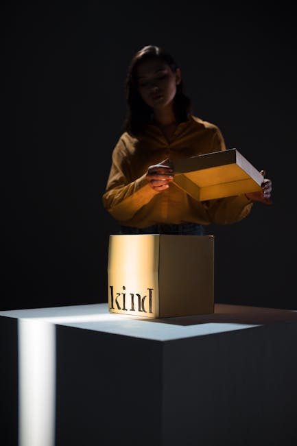 Donna apre scatola con scritta kind illuminata, metafora apprendimento efficace e scoperta di metodi unici per assimilare conoscenza.