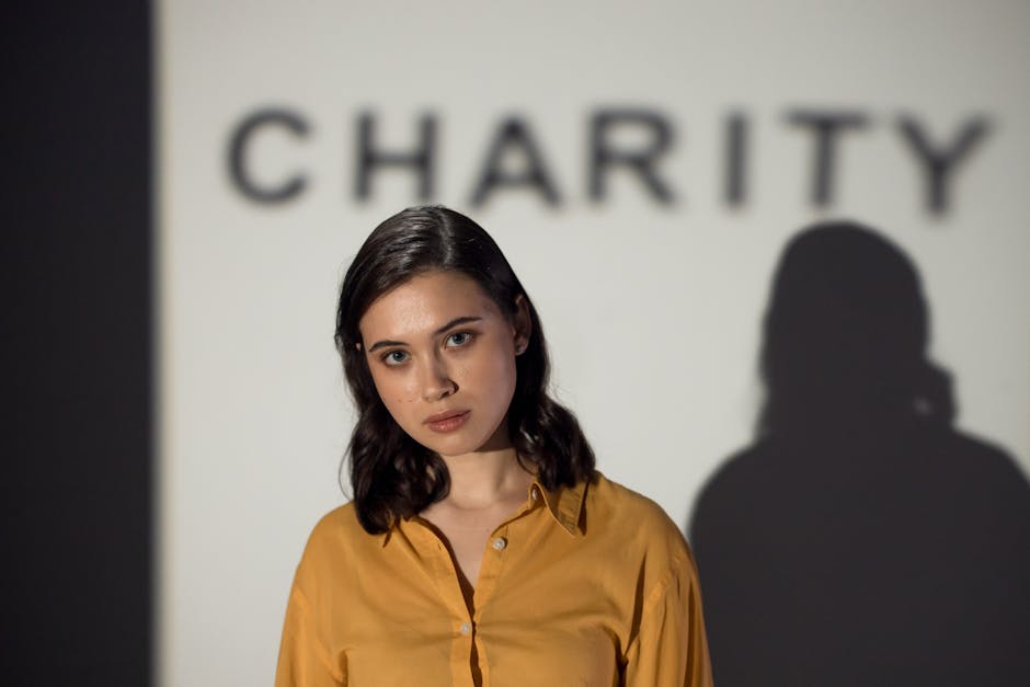 Ragazza davanti alla scritta Charity: volontariato docenti e diritti umani nei viaggi d'istruzione scolastici, responsabilità legali e prestazioni