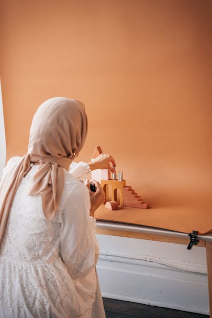 Donna con hijab fotografa composizione geometrica in legno, esempio di design innovativo con diametro unico per l'articolo.