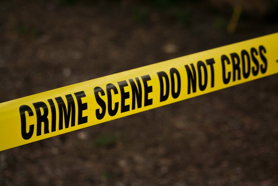 Nastro segnaletico Crime Scene Do Not Cross in relazione al decesso del bambino all'asilo nido di Parma e all'indagine sulle educatrici.