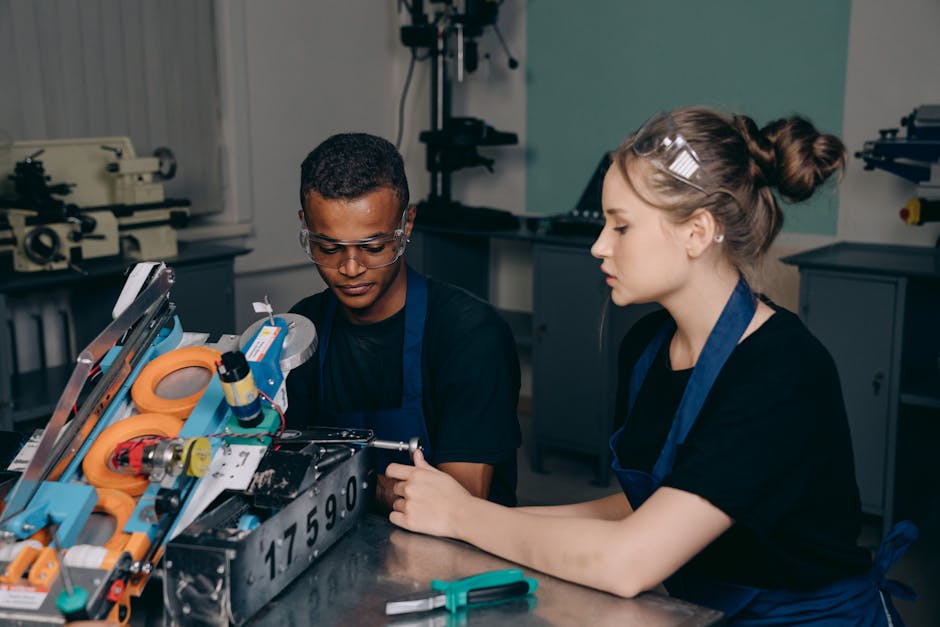 Studenti apprendisti lavorano su progetto tecnico in Puglia, Scuola per il Lavoro, apprendistato duale per istituti tecnici e professionali.