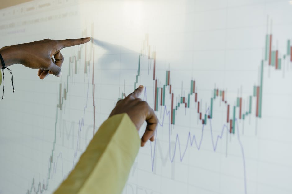 Grafico finanziario con mani che indicano andamenti, metafora valutazione distorta dirigenti scolastici secondo ANP, analisi dati e rischi