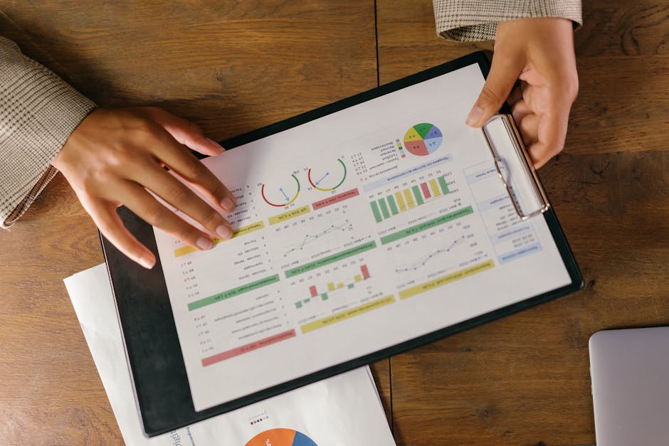 Attivo patrimoniale: analisi dei dati finanziari Analisi di un attivo patrimoniale: mani che esaminano grafici e dati finanziari su un report aziendale per la gestione del patrimonio