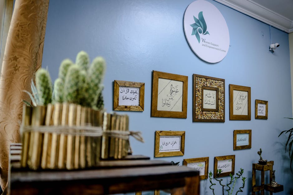 Decorazioni murali con scritte in arabo e logo Women Support and Empowerment Center: esempio di ambiente inclusivo