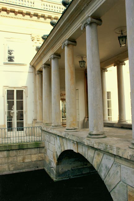 Palazzo con colonnato in stile prussiano, esempio di architettura e cultura del Regno di Prussia in Europa.