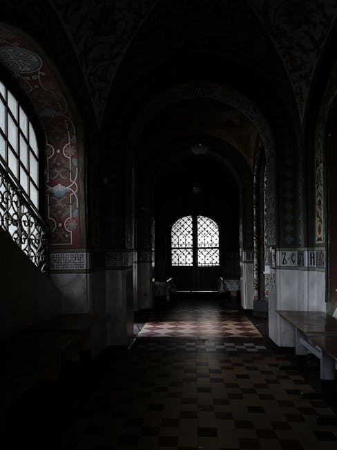 Corridoio storico prussiano con archi gotici e pavimenti a scacchi che riflettono l'architettura del Ducato di Prussia e la sua eredità culturale.