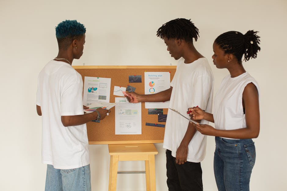 Studenti collaborano a una presentazione: strategie innovative per la valutazione e l'apprendimento coinvolgente in classe.