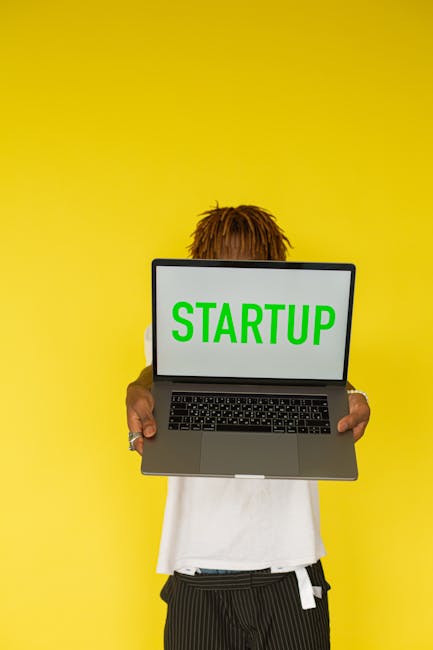 Laboratorio di neuromarketing: uomo con laptop che mostra la parola Startup, simbolo di nuove strategie pubblicitarie e innovazione