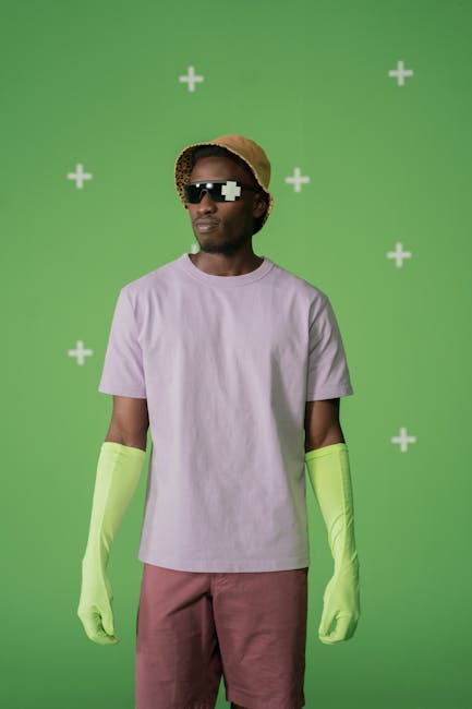 Uomo con occhiali pixelati e guanti fluorescenti su sfondo verde, metafora di approcci didattici innovativi e dinamici.