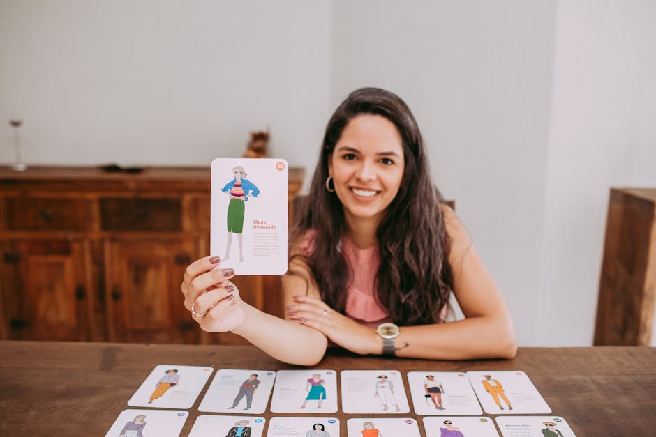 Donna sorridente mostra carta con illustrazione di moda per formazione docenti e supplenze brevi Carta Docente