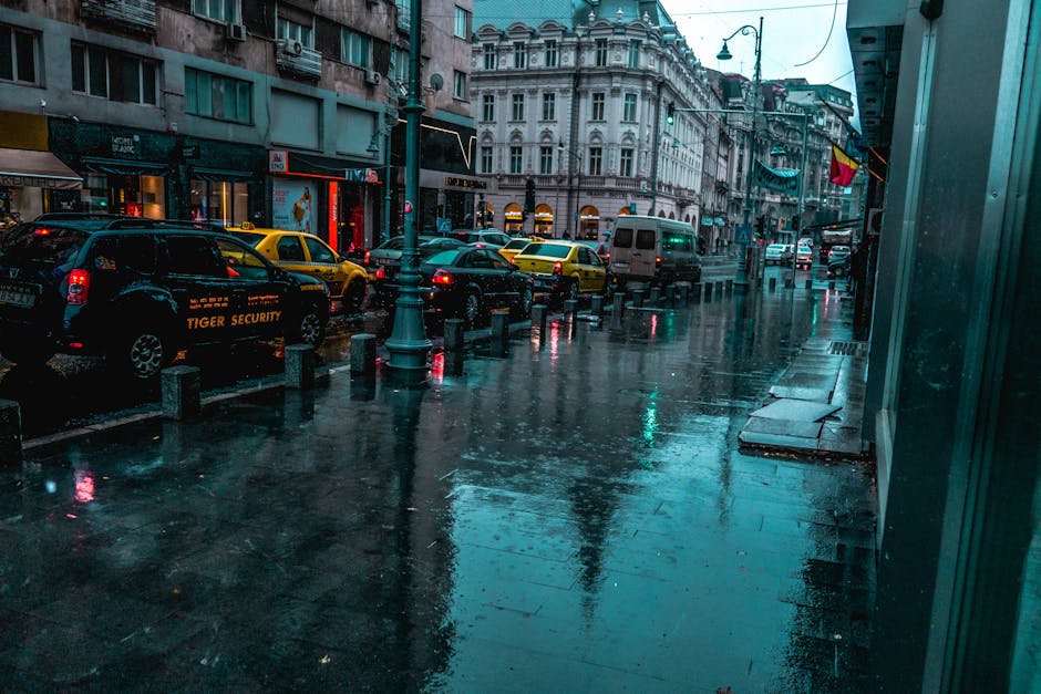 Strada cittadina sotto la pioggia: riflessi e atmosfera malinconica che evocano la classicità di Virgilio e la sua opera.
