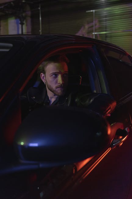 Uomo pensieroso in auto di notte, direzione e punto di partenza come la semiretta nell'articolo sulla geometria.