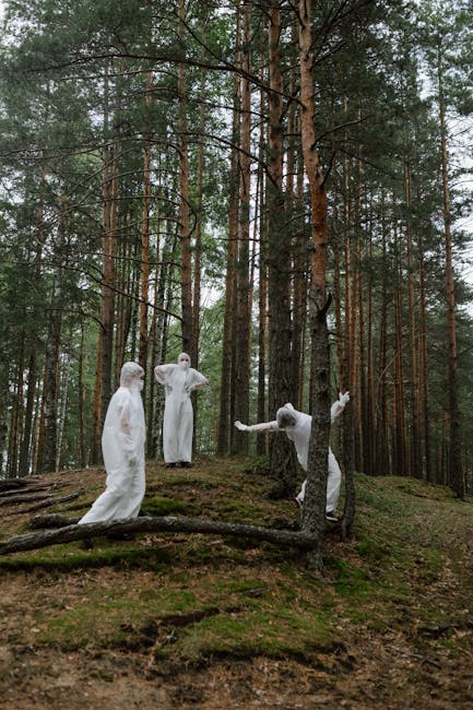 Personale sanitario con tute protettive in foresta: ICD 11 e preparazione a nuove sfide sanitarie globali per un futuro sostenibile.