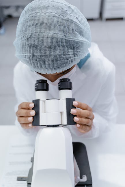 Scienziata al microscopio in laboratorio invernale per esperienze educative uniche, ricerca scientifica e scoperta nel mondo della scienza.