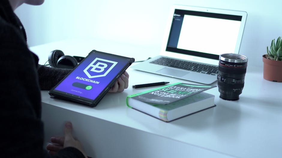 Tablet con logo Blockchain e laptop: strumenti per l'apprendimento online e la formazione del futuro, flessibile e accessibile.
