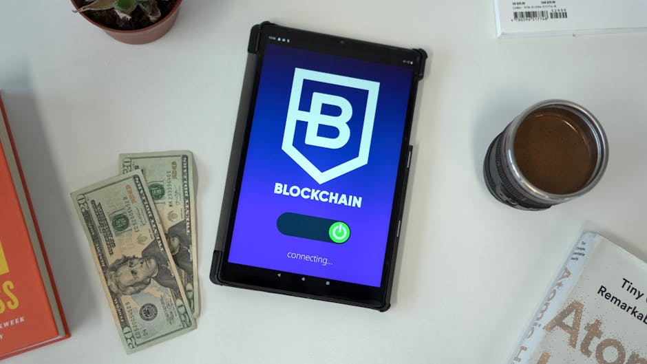 Tablet con logo Blockchain e banconote da 20 dollari, simbolo di gestione dati e informazioni finanziarie con Opendis.