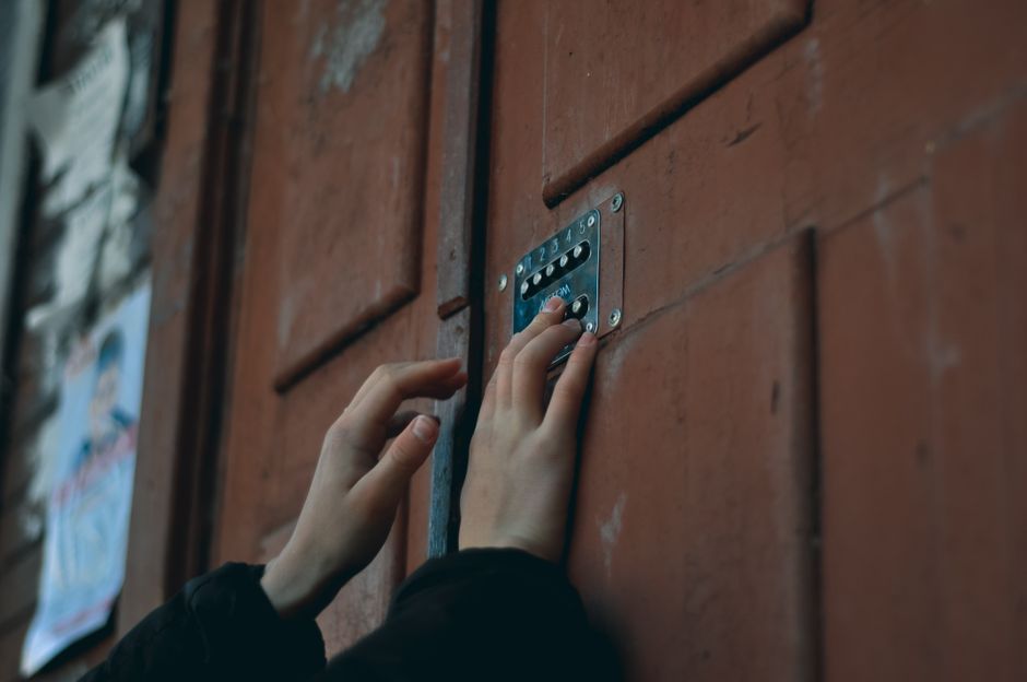 Radicalizzazione digitale e violenza: l'allarme per il nazismo online tra i giovanissimi