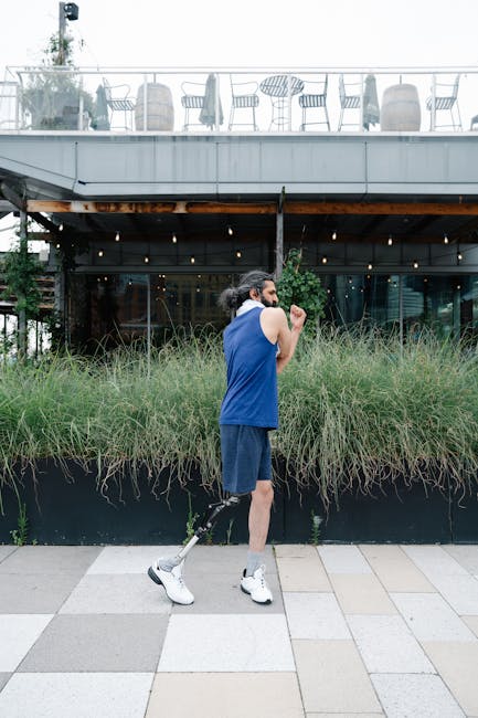 Uomo con protesi alla gamba si allena all'aperto, simbolo di resilienza e adattabilità di fronte alle sfide della vita.