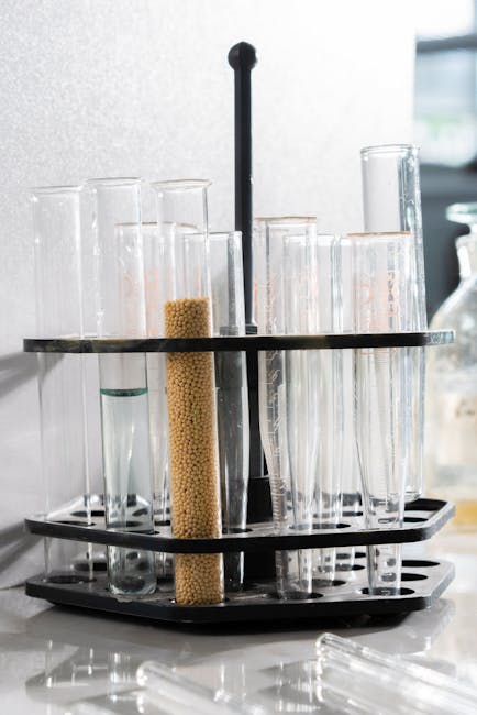 Calcolo del fabbisogno calorico: provette da laboratorio con sostanze nutritive per il metodo Harris-Benedict e la dieta personalizzata.