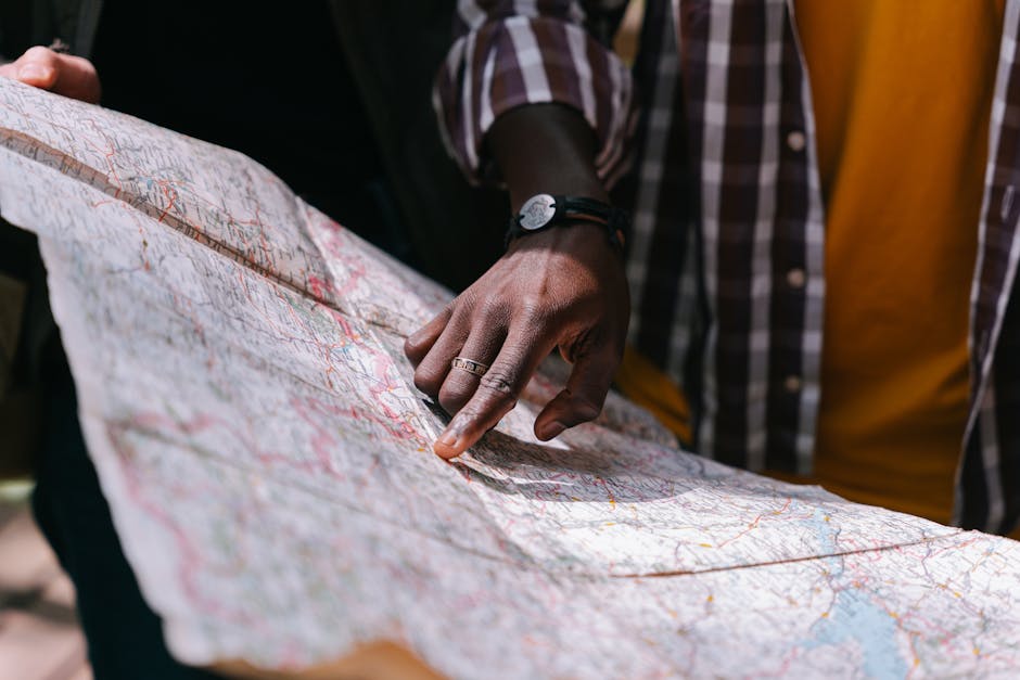 Persona che indica una mappa: esempio di prova equipollente di geografia per studenti DSA