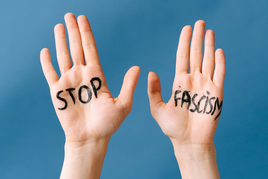Mani con scritte Stop Fascism simbolo di opposizione alle liste di proscrizione dei docenti antifascisti e difesa della Costituzione italiana