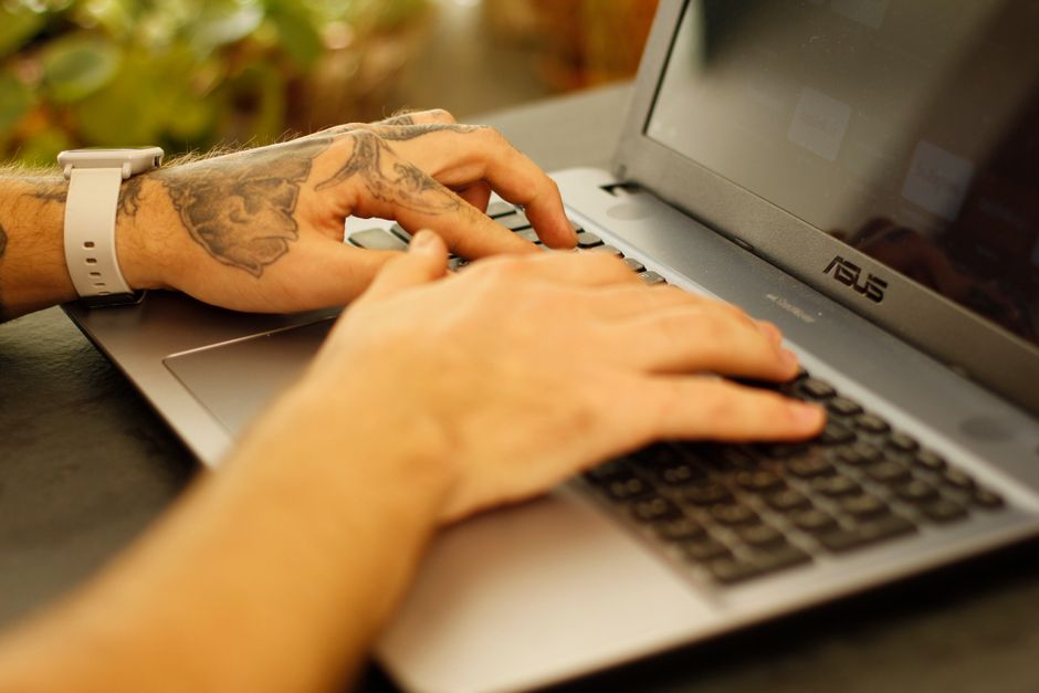 Docenti aggrediti e radicalizzazione online: le 8 fasi del reclutamento dei minori nelle community violente