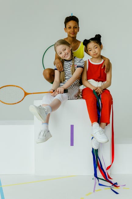 Tre giovani atleti con racchetta da tennis, simbolo di inclusione e sportività ispirata ad Arthur Ashe