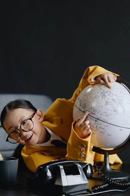 Bambina con mappamondo e telefono vintage: seminario MIM mondo classico e educazione moderna, 16 ottobre. Approfondimenti e iscrizioni.