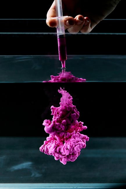 Esperimento chimico con siringa e liquido viola in acqua, illustrazione per l'articolo La Chimica in Inglese