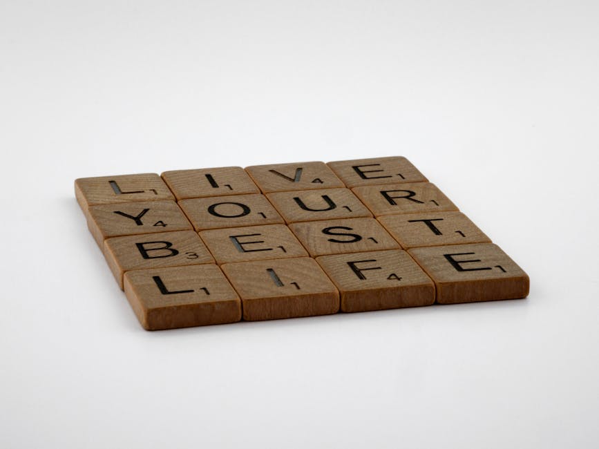 Tessere di legno con la scritta 'Live Your Best Life', gioco educativo invernale per stimolare la mente e il pensiero creativo nei bambini.