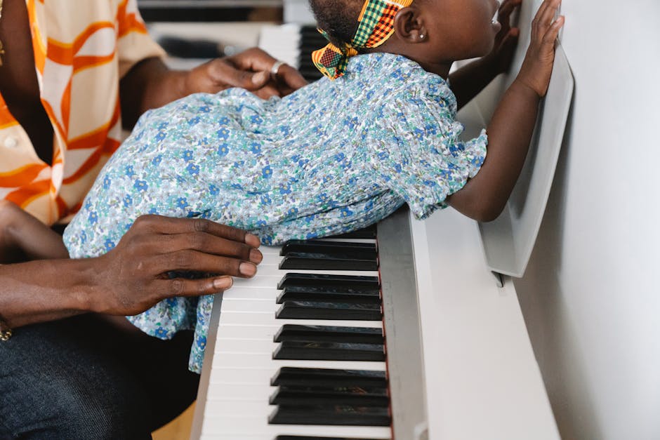 Bambina che impara a suonare il pianoforte con l'aiuto di un adulto, sviluppo musicale infantile e approccio unico all'apprendimento.