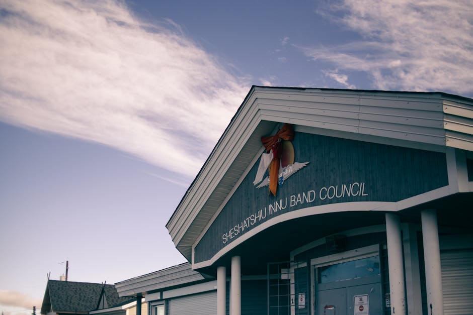 Edificio del Sheshatshiu Innu Band Council, simbolo di partecipazione studentesca e empowerment giovanile nella comunità locale.