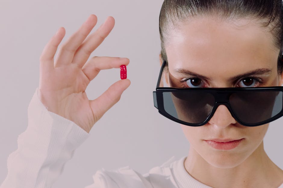 Donna con occhiali futuristici offre pillola rossa: scelta e realtà nell'articolo sulla potenza delle parole