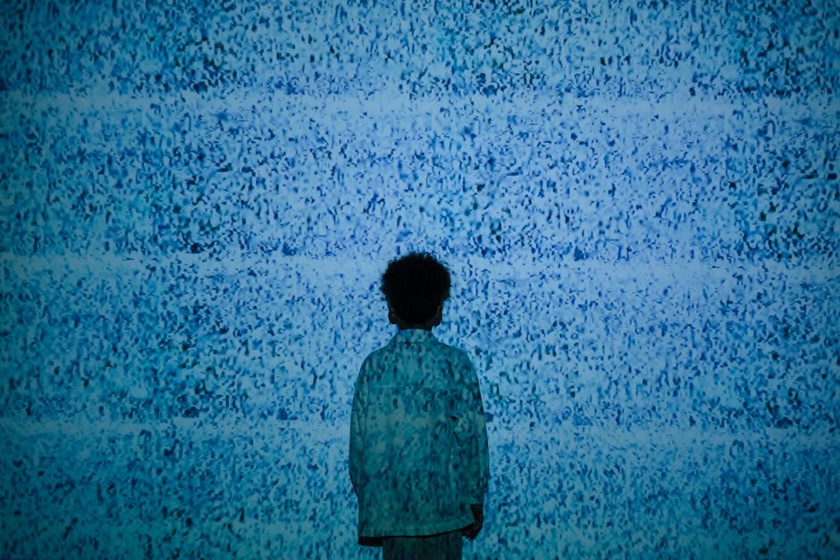 L’illusione della conoscenza e la solitudine digitale: la sfida educativa dell’IA nelle scuole italiane