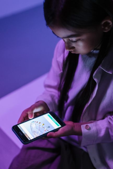 Pubblicità con bambini e smartphone: la Garante denuncia la normalizzazione del "baby-sitting elettronico"