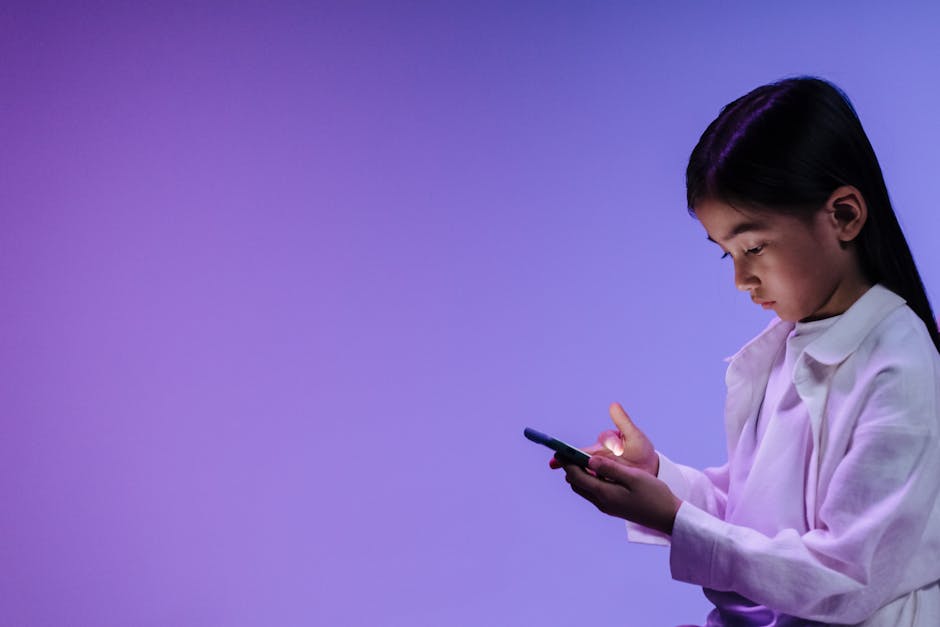Bambina asiatica che utilizza smartphone per apprendimento digitale, concentrata sullo schermo, sfondo viola, didattica moderna e inclusiva.