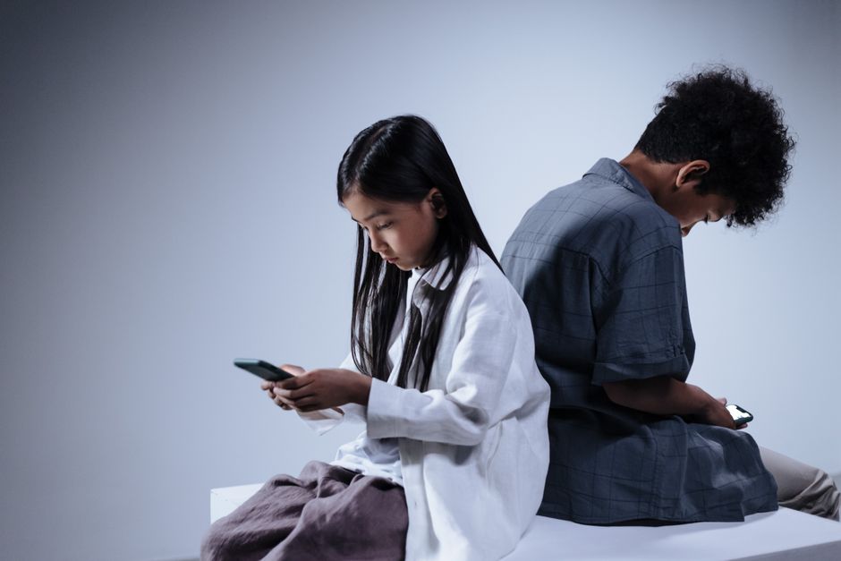 Stretta ai social e smartphone per i minori: il 47% dei giovani italiani chiede divieti e "patentino digitale"