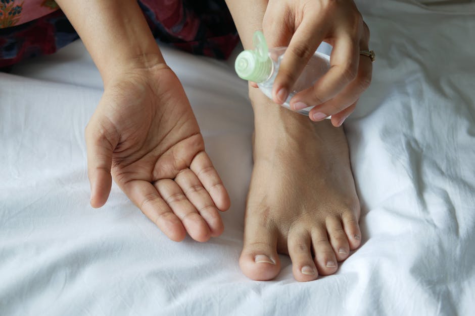 Applicazione di lozione idratante sul piede per cura della pelle e benessere quotidiano, angolo adiacente al corpo
