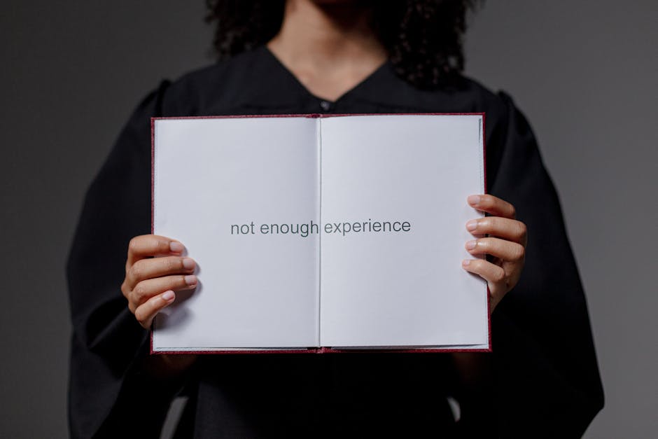 Laureato mostra libro con scritta 'not enough experience', mancanza di esperienza lavorativa per i laureati italiani