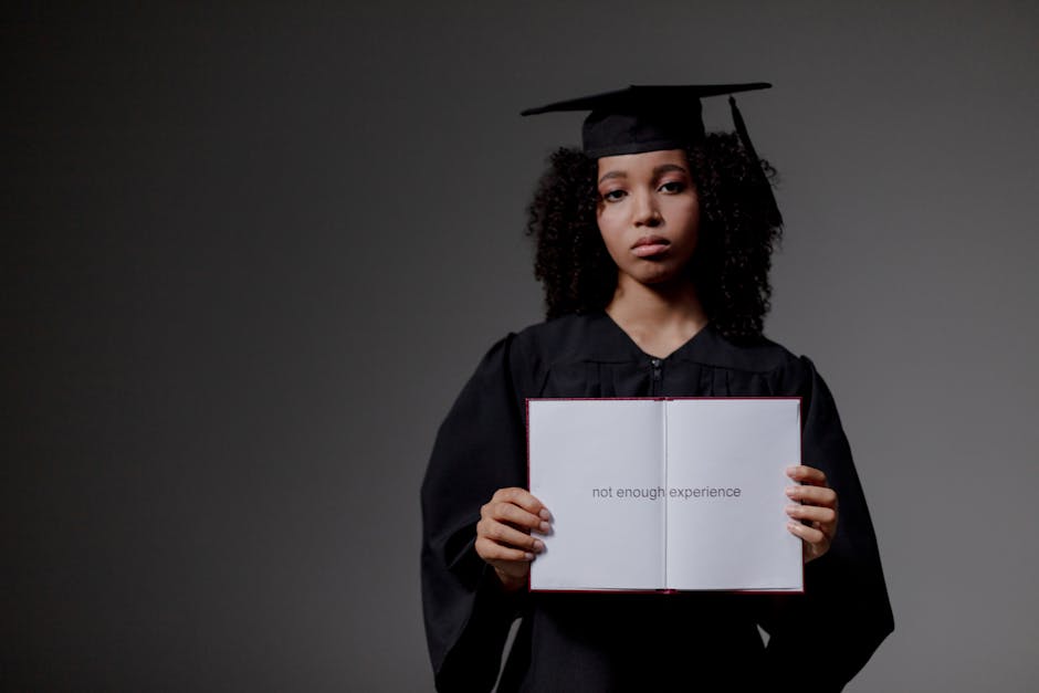 Laureata mostra libro con scritta 'not enough experience', difficoltà lavoro accademico e mancanza esperienza post laurea