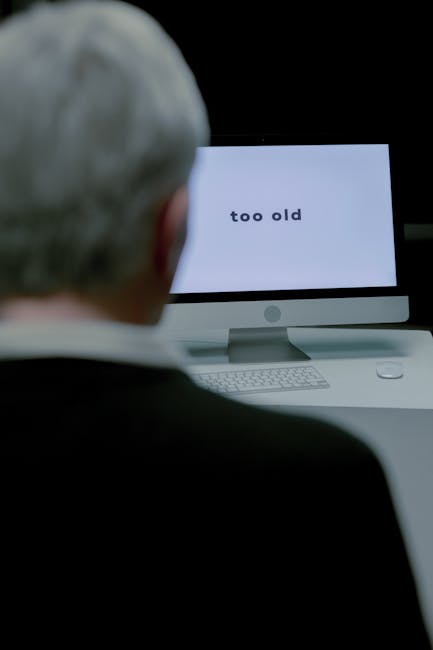 Uomo anziano guarda schermo con scritta too old: discriminazione età e pensioni per donne in aging e lavoro di cura